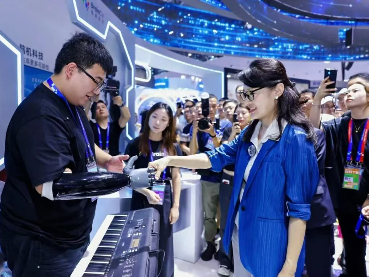 腦機科技產(chǎn)品展區(qū)